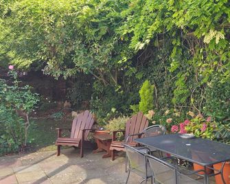 The Edward Hotel - Gloucester - Patio