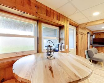 Modern Log Chalet - Lower Unit - Montgomery - Dining room