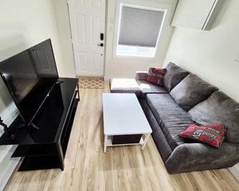 Cozy Private Bachelor Unit King Size bed - Riverview - Living room
