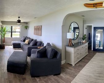 Charming and cozy river home - Palatka - Sala de estar