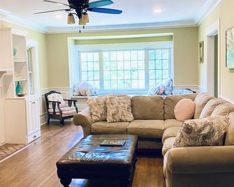 7th Avenue Manor - Laurel - Wohnzimmer