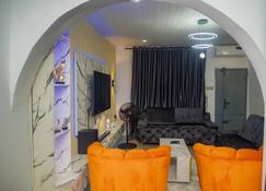 Budget Bliss Suites - Benin City - Living room