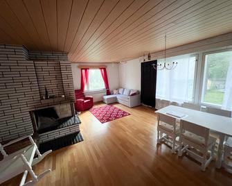 3 Bedrooms House Sauna and Activities Guide - Rovaniemi - Dining room