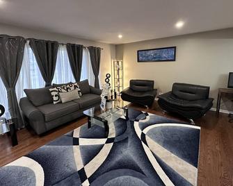 Entire Residential home - Darien - Living room