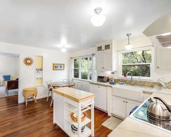 Cloverdale Creekside Retreat - Cloverdale - Kitchen