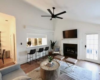 Cozy 2 bed/2 bath home with sleeper sofa - Dallas - Living room