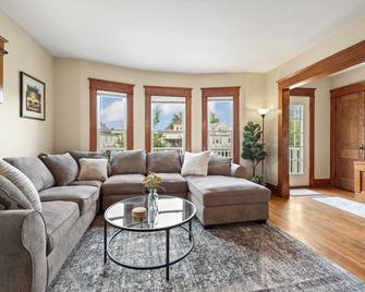 Cozy Upper 3 bed 2 full bath + loft + balcony - Buffalo - Living room