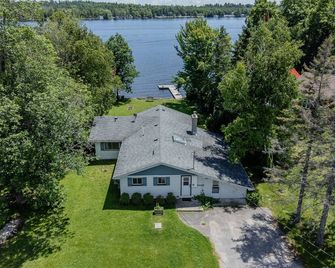 Lake View Waterfront Cottage 4 Bdr 1 Bath 46' Hdtv Wi-Fi Bbq Patio Deck Sleeps8 - Bobcaygeon - Building