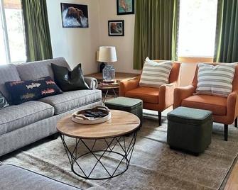 Exclusive Lake-front Cabin at Lava Creek Ranch. - Dubois - Huiskamer