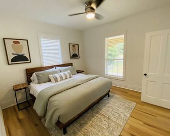 Charm, Comfort and Style, walk to downtown Mena, AR - Mena - Bedroom