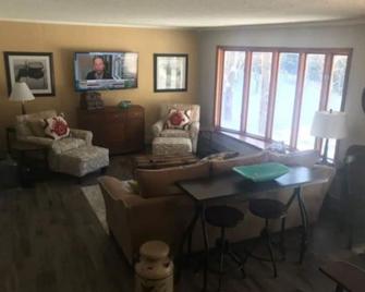 Full House on secluded road, 4 bed 2 bath, fully furnished basement w/bar + beds - White Pine - Living room