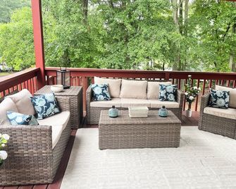 In Dacula, Charming 4-bedroom home in a warm, welcoming community. - Dacula - Balcón