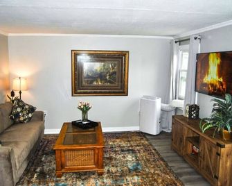2 bedroom with queen sofa sleeper - Nashua - Living room