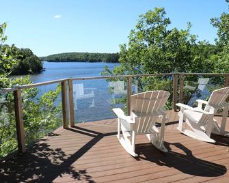 Family Friendly Private Beach with Water Toys + Hot Tub with Stunning Lake Views - Windermere - Balcón