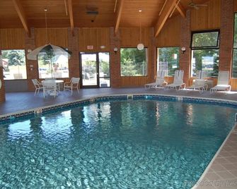 Capital O Amerihost Inn and Suites Mexico Hwy 54 MO - Mexico - Pool