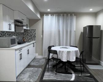 Fully Equipped Luxury Home away from Home - Windermere - Edmonton - Kitchen