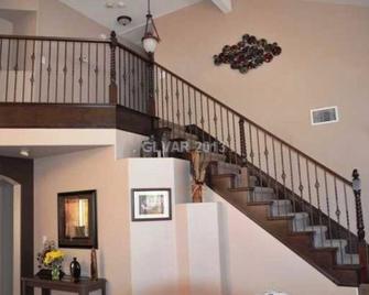 3-bedroom house in superb Las Vegas with AC, WiFi. Enjoy your stay - Las Vegas - Escaleras