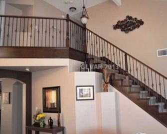 3-bedroom house in superb Las Vegas with AC, WiFi. Enjoy your stay - Las Vegas - Stairs