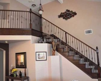 3-bedroom house in superb Las Vegas with AC, WiFi. Enjoy your stay - לאס וגאס - מדרגות