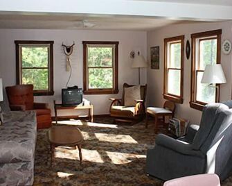 Water Front Cape Style Cottage - Oxford - Living room