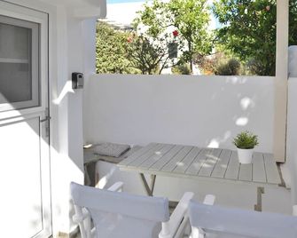 Apartment in Ag.Anna area,fully equipped,semi-basement & very quiet environment. - Naxos - Balcony