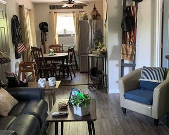 The Horseshoe Pond Cabin--15 min to historic Fredericksburg or Kings Dominion VA - Woodford - Living room