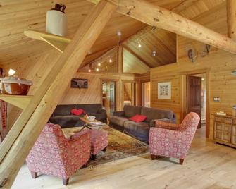 The Beaver House - Beautiful, modern log home - Only 30 minutes from Calgary. - Bragg Creek - Sala de estar