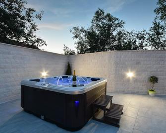 Stunning Home in Dugopolje With Wifi and 4 Bedrooms - Dugopolje