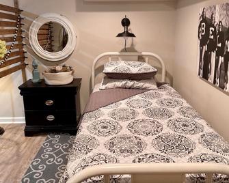 Adorable Private Belmont Bungabelow Basement Suite - Belmont - Habitación