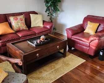 Private getaway...off the beaten path but accessible to main highway. - Axton - Living room