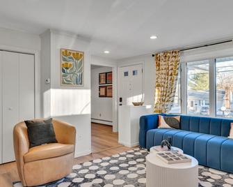 Luxury Boston Ranch –Sleeps 8|Pet+|Private pool - Framingham - Living room