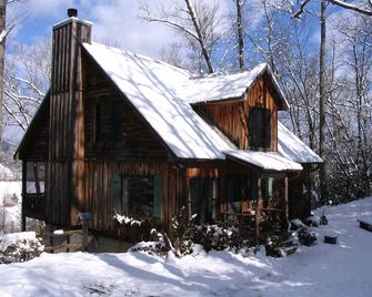 Rustic and Sophisticated Accommodation - Pisgah Forest - Building