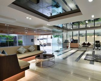 Ramada by Wyndham Bangkok Ten Ekamai Residences - Bangkok - Lobby