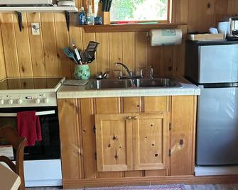 Lake Champlain Islands Cottage on Carry Bay, North Hero Vermont. Cottage 3 - North Hero - Kitchen