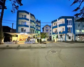 National+ - Ureki - Edificio