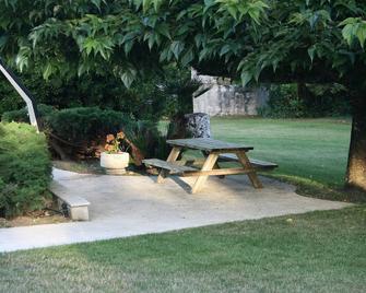 Accessible Gites With Pool In Landscaped Grounds Of 13th Century French Manoir - Saint-Maurin - Patio