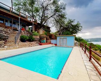 Mid-century modern lake house w/private waterfront pool & boat dock - Marble Falls - Bazén