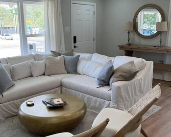 Tcu Game Day Base: 1.2mi - Ping Pong + Fire Pit - Fort Worth - Living room