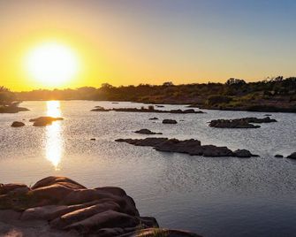 Gorgeous, secluded escape near River with Game room! - Llano
