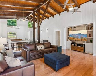 Lake Time! Rare Grass-To-Water Dock Access! - Buford - Wohnzimmer