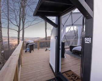 Tranquility Luxe Dome - Hot Tub & Luxury Amenities - Swiss - Balcony