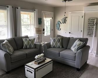 Cool Little Cottage Minutes forFrom Beaches, Shopping and Dining - Lewes - Living room