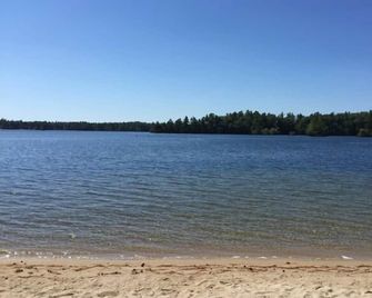 Charming Lakefront Cottage with Screened Porch & Shared Beach Access - Gray - Beach