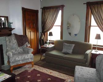 Colonial House on Main - Ligonier - Living room