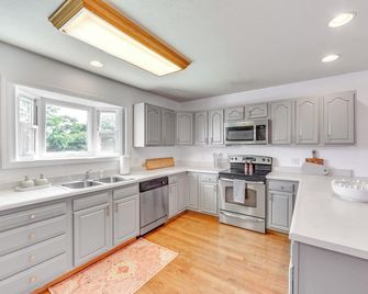 Chic Morgantown Vacation Rental - 2 Mi To Wvu! - Morgantown - Keittiö