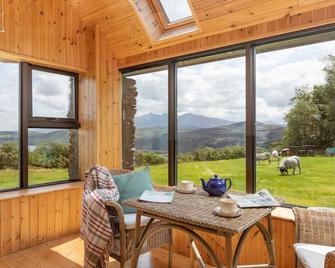 Secluded hamlet over lake and mountain, flocks of lambs and dams, stunning views - Glenbeigh - Salle à manger