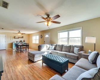 Pet-Friendly Portales Home Rental Near Enmu! - Portales - Living room