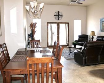 Southwestern Comfort Stay 2B - Las Cruces - Dining room