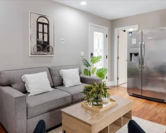 Studio 3 Min to Downtown Beaches Freeways Airport - San Diego - Living room