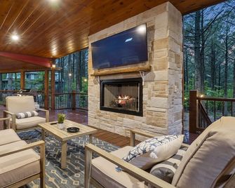 The Red Cabin Escape Cozy-Luxury Near Hochatown + Broken Bow Lake w/Hot Tub - Broken Bow - Huiskamer